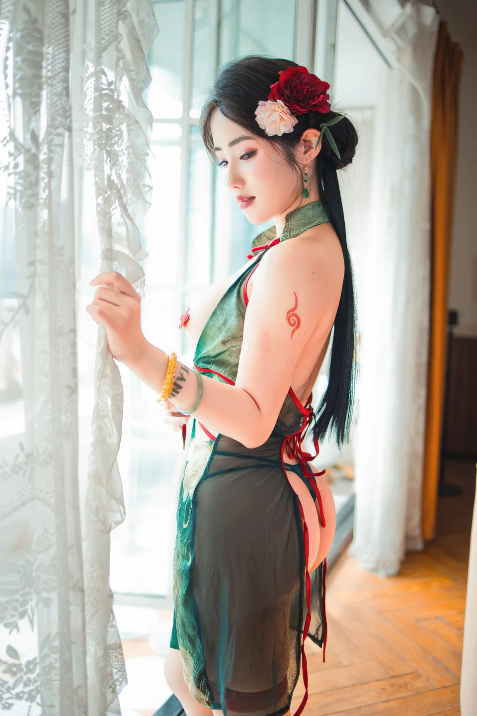 钛合金TiTi - 绿色旗袍 [82P,1V-687MB] tg@simisebaisi 【丝足阁】046.webp